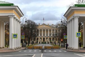 Названа настольная книга чиновников Смольного