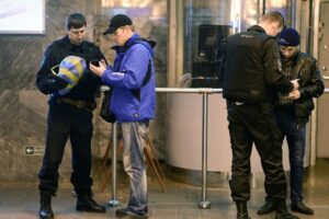 Проверку экранов смартфонов в петербургском метро объяснили мерами безопасности