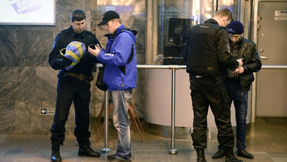 Проверку экранов смартфонов в петербургском метро объяснили мерами безопасности