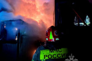 В Ковалево полыхали бытовки - фото и видео