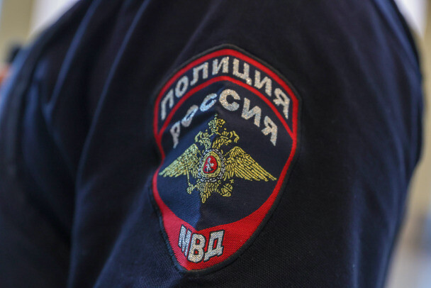В Выборге не дали обмануть пенсионера. Курьеру мошенников подсунули муляж и поймали