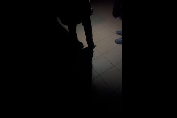 В бахилах и темноте. Поликлиника и торговые центры в Тосно пережили утро без электричества