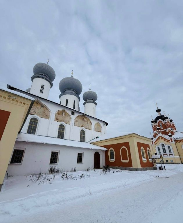 Тихвинский Успенский монастырь