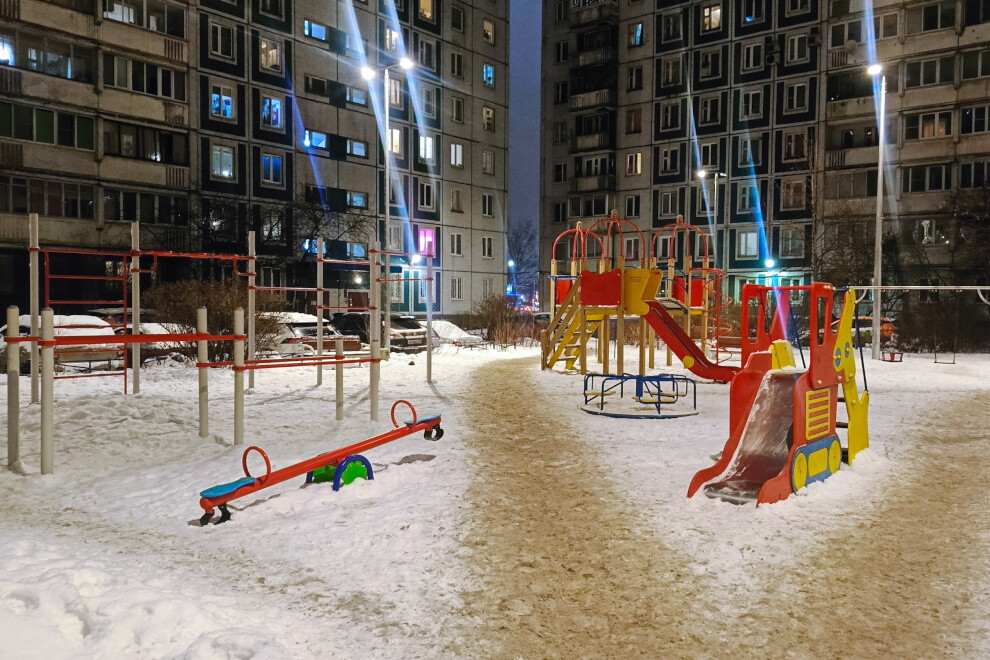 В Приморском районе появился новый уровень уличного освещения у Юнтоловского лесопарка