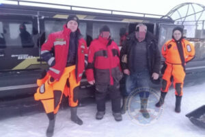 Двух рыбаков метель увела от берега в Ладожское озеро. Выручали поисковики