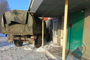 Фургон военных влетел в столовую под Лугой