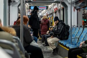 Грязь в вестибюлях трёх станций метро объяснили плохой уборкой снега