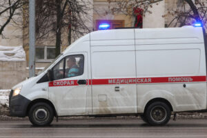 Камера сняла взрыв петарды у мусорных баков в Подмосковье, травмирован подросток