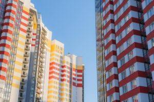 Ключевая ставка 13-15% может "заморозить" стройки в России