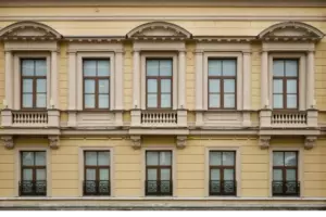 На Можайской начали закрашивать дореволюционные росписи в доме