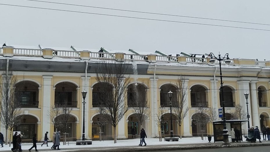 Уборка снега с Гостиного двора 22 февраля