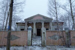 Полуразрушенный ДК сталинской эпохи в Красном Селе выставили на продажу