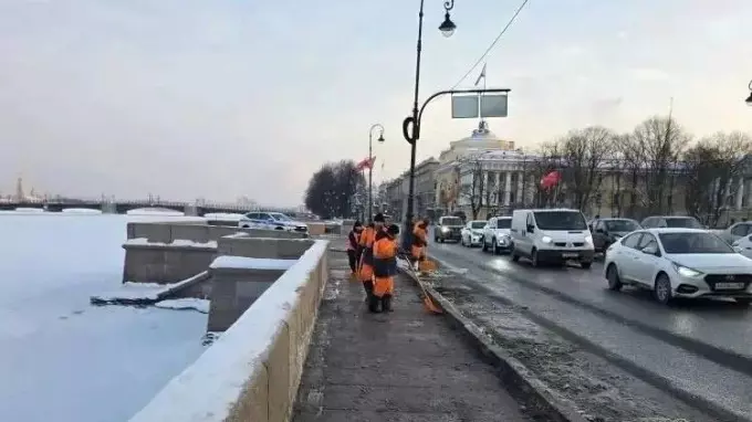 После снегопадов очищают более 450 мостов и набережных в Петербурге