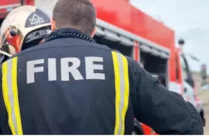 Пожар охватил бывший кинотеатр на улице Лени Голикова в Петербурге