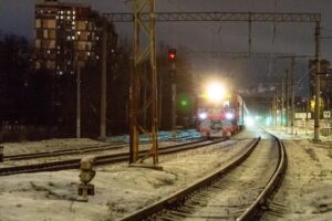 Причиной массовой задержки поездов в Петербург стало ЧП с контактным проводом