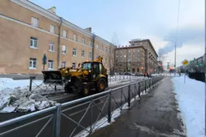 Проверка ГАТИ в Выборгском районе выявила залежи невывезенного снега и опасную наледь