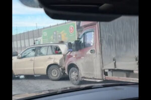 Сразу несколько машин попали в аварию на КАД у Нового Девяткино. Собралась пробка - видео