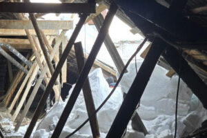 В Казани под тяжестью снега обрушилась крыша жилой пятиэтажки: детали ЧП