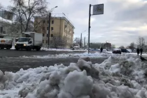 В Петербурге на борьбу со снегом вышли более 100 уборочных машин и 150 дворников