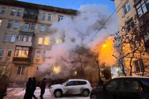 В Петербурге женщину увидели за поджогом в доме. Здесь располагается пункт сбора помощи для СВО