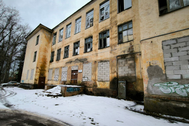 В Сланцах попытаются продать здание бывшей школы в Лучках