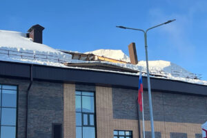В поселке Новосибирской области в одной из школ обрушилась крыша: детей отправили домой, прокуратура ищет виновных