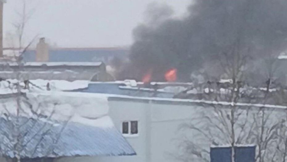 Пламя и столб дыма в промзоне под Петербургом