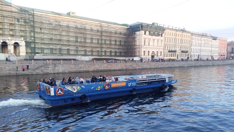 Теплоход у причала на Фонтанке