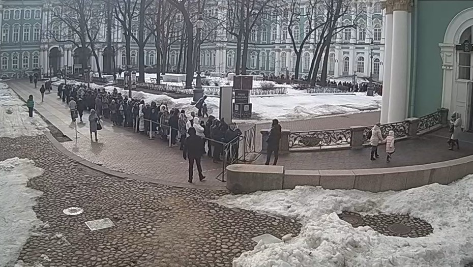 Очередь у Эрмитажа
