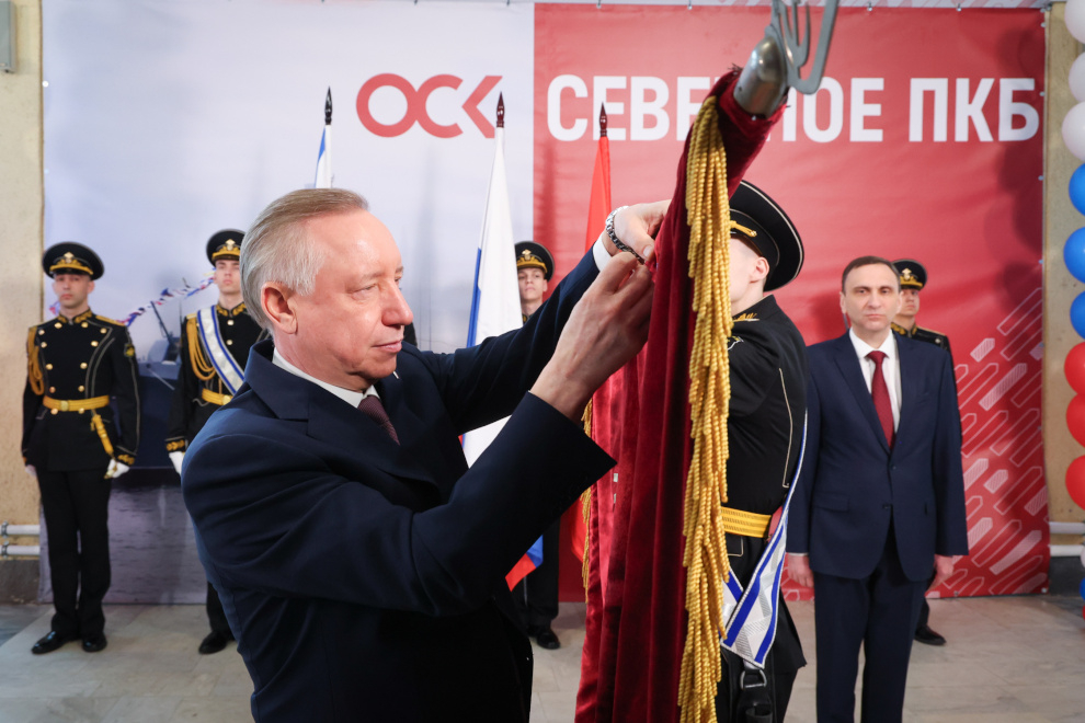 Александр Беглов вручает орден