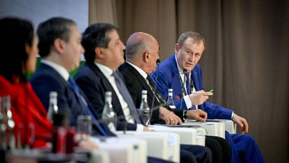 Губернатор Александр Дрозденко на пленарном заседании INNOPROM. Центральная Азия 2026