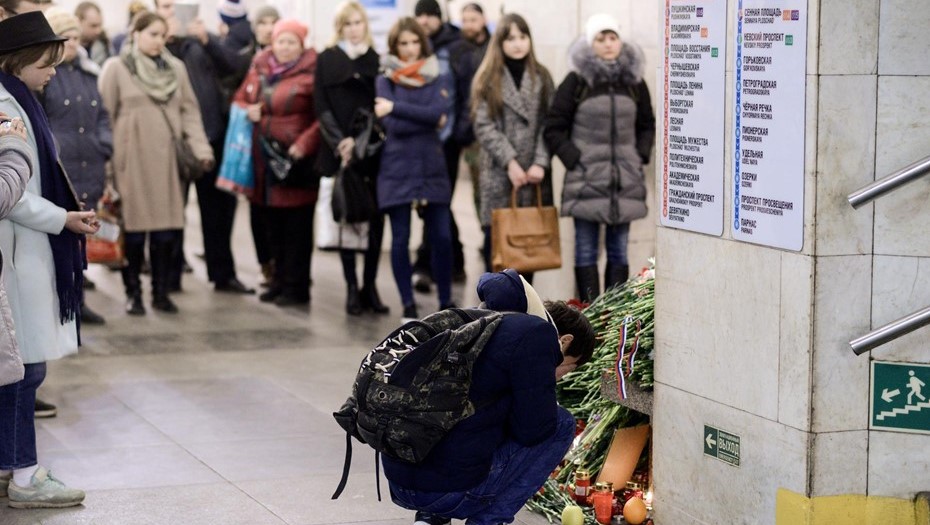 Жители города во время возложения цветов на станции метро 'Технологический институт' в память о погибших при взрыве 3 апреля 2017 года.