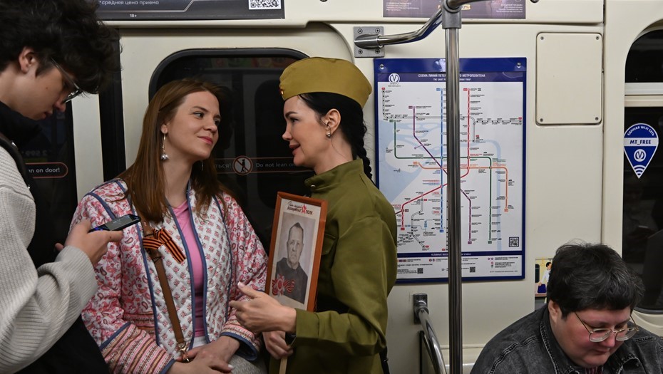 Колонна Бессмертного полка на Невском проспекте