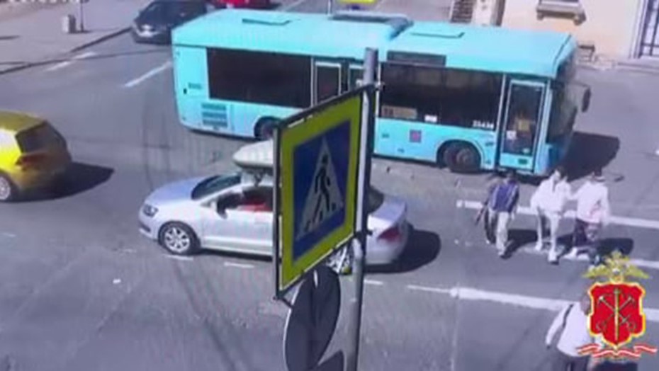 Автобус врезался в стену дома