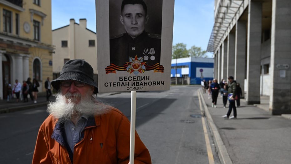 Шествие Бессмертного полка на Невском в Петербурге