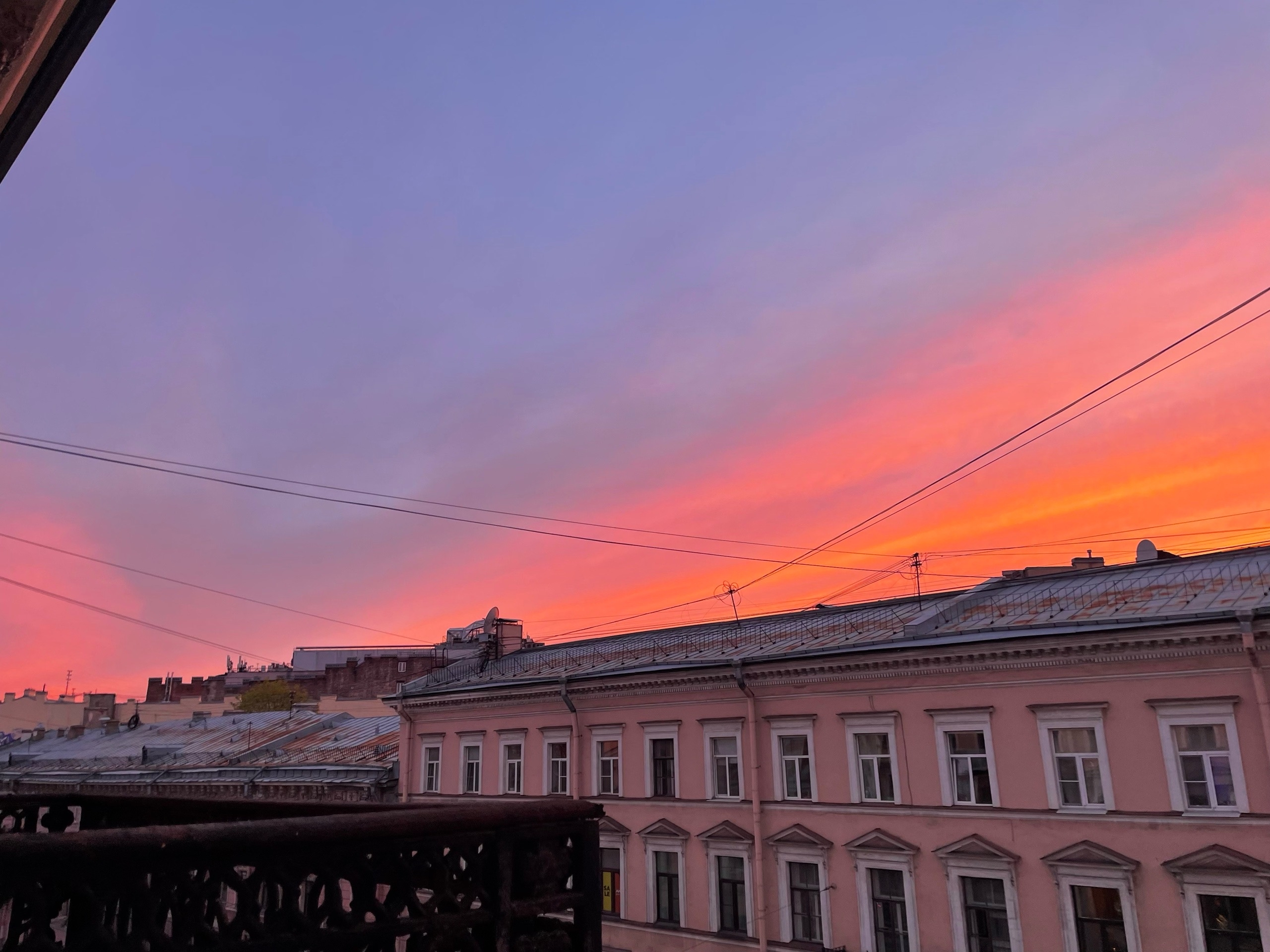 Персиково-розовый закат в Петербурге