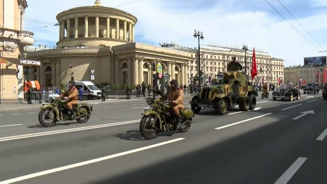 Ветераны на ретро-технике на Невском проспекте