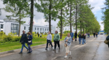 Участники блог-тура прогуливаются по территории кинопарка «Москино»