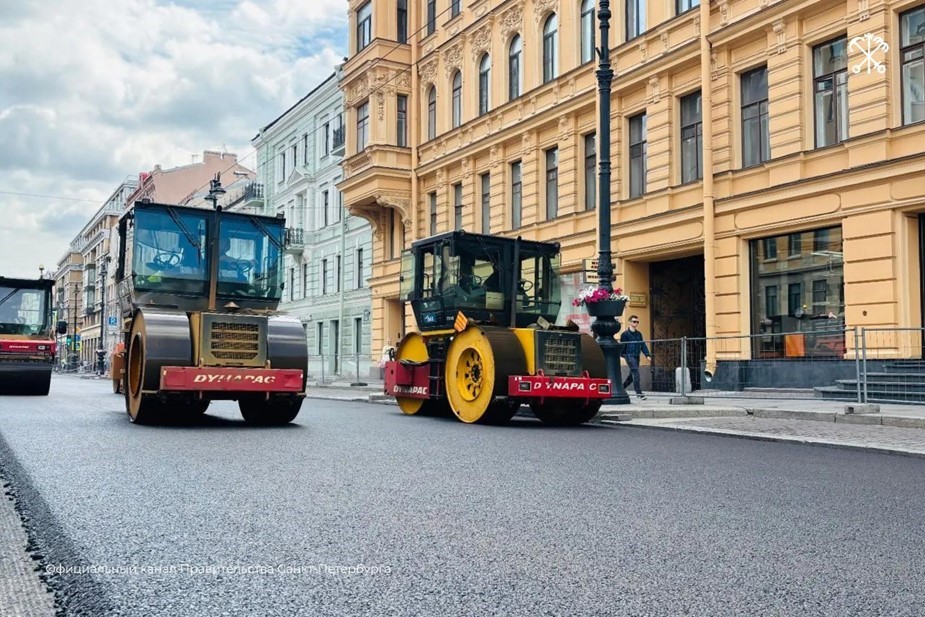 Укладка нового асфальта на Невском проспекте