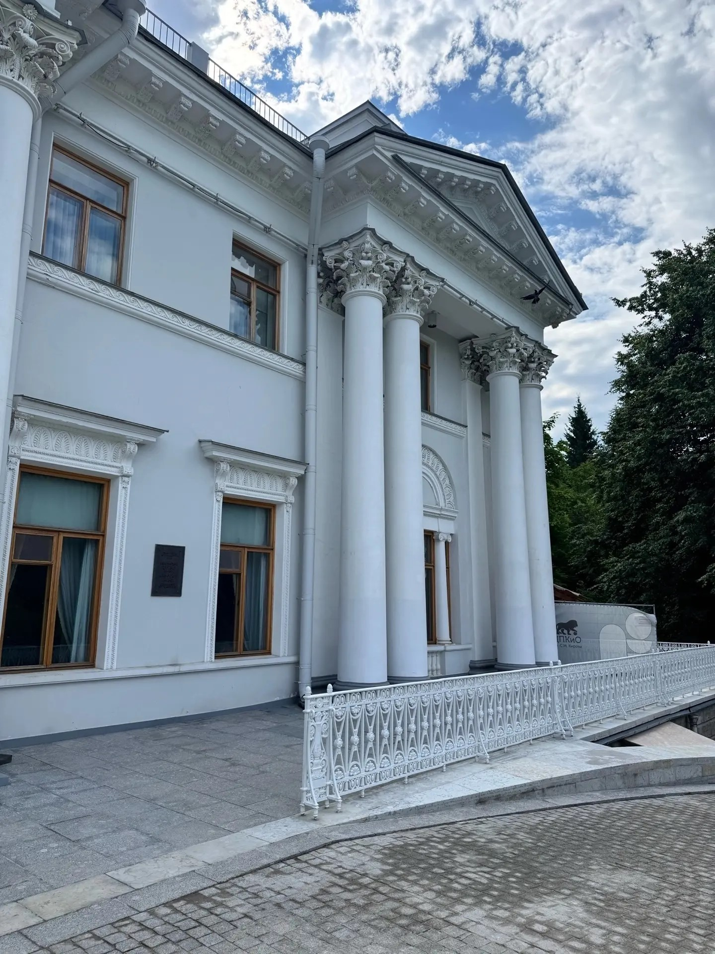 Елагиноостровский дворец после реставрации западной стороны